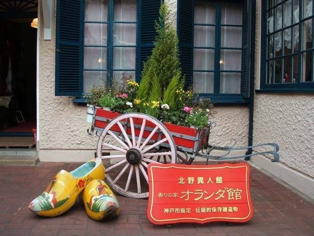 オランダの民族衣装にチェンジ!オリジナルの香水も作れる「香りの家オランダ館」