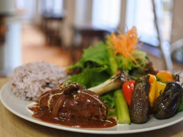 【レトロ建築×デザイン・クリエイティブセンター神戸(KIITO)内】生糸検査所時代の検査機械や家具を活用「KIITO CAFE」