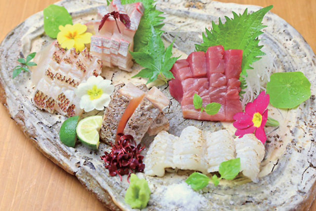 【大阪・ミナミの三大飲み屋街×ウラナンバ】メニューはなんと100種以上! 地鶏と新鮮魚介が看板料理「炭焼笑店 陽 難波店」