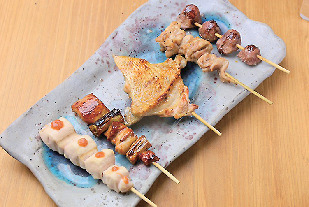 【大阪・ミナミの三大飲み屋街×ウラナンバ】メニューはなんと100種以上! 地鶏と新鮮魚介が看板料理「炭焼笑店 陽 難波店」