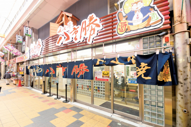 行列必至の人気店「八重勝」