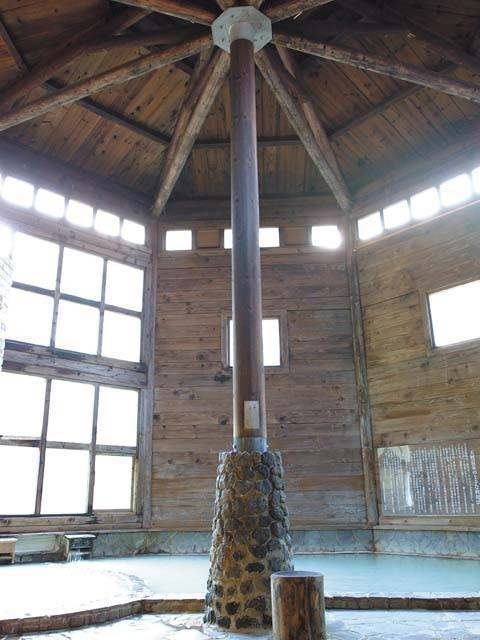 濁り湯とひなびた風情が旅情を誘う「雲仙小地獄温泉館」