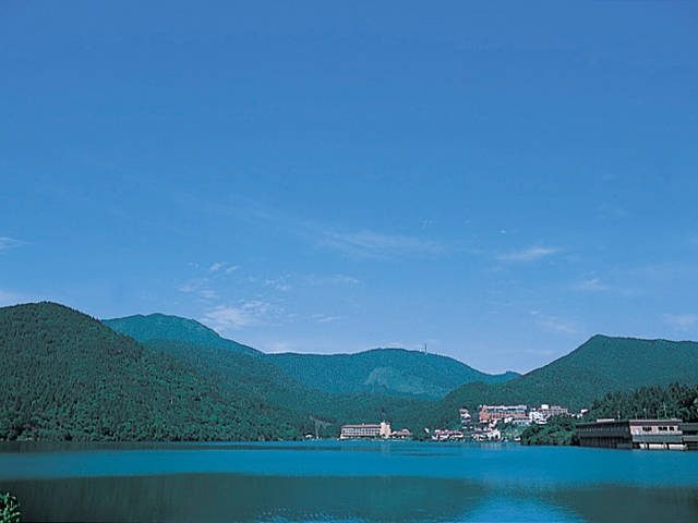 妙見岳を望む湖「おしどりの池」