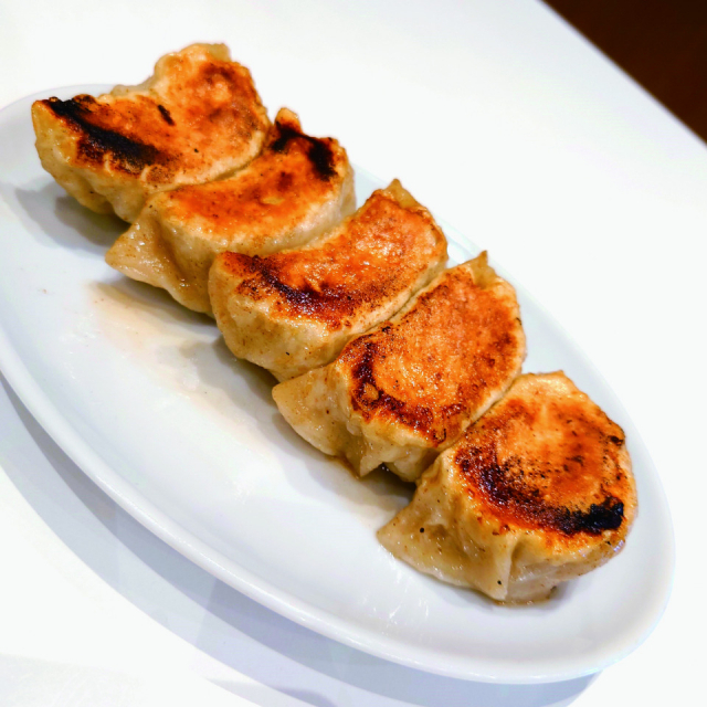 挽きたて、延ばしたて、できたての餃子「餃子のラスベガス」