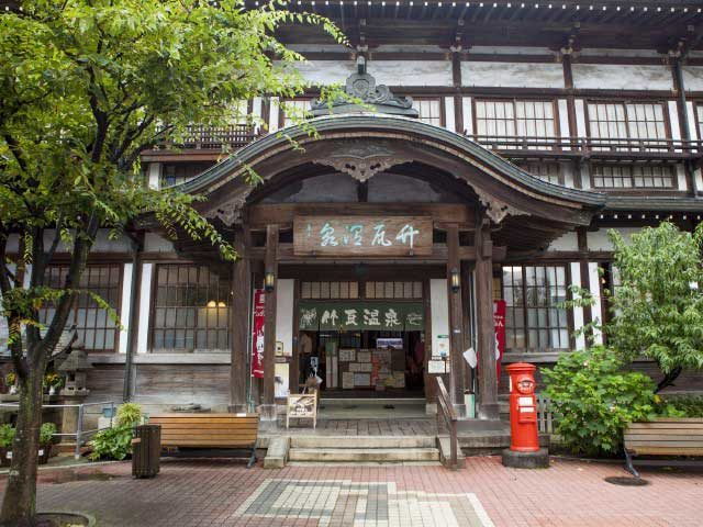 別府温泉を代表する下町の湯「竹瓦温泉」