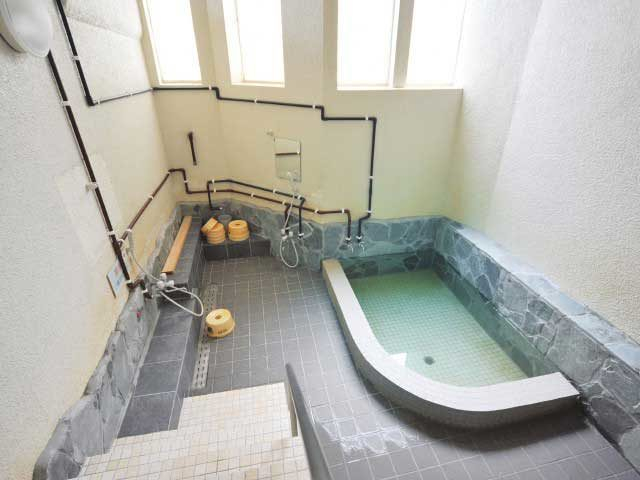 番台であつ湯かぬる湯かを選ぶ。料金別払いで各250円