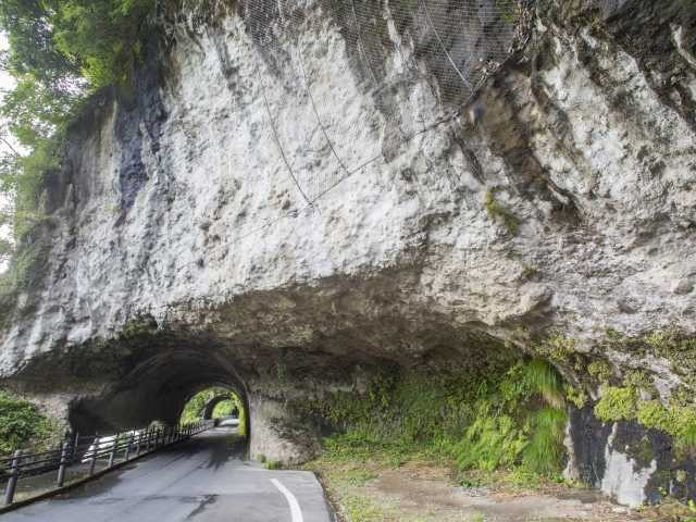 【耶馬渓×紅葉ドライブ⑤】ノミの痕跡が残る洞門「青の洞門・競秀峰」
