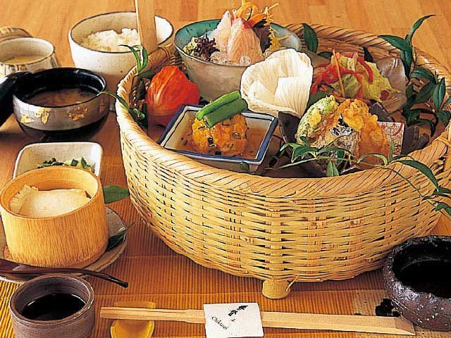 旬が詰まった竹籠弁当が人気「創作懐石 竹贅」