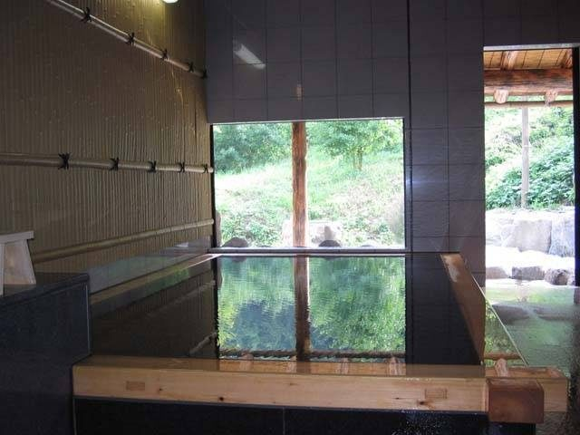 【耶馬渓紅葉ドライブ×立ち寄り温泉】奥深い山々の自然に包まれる入浴「とろろ乃湯」