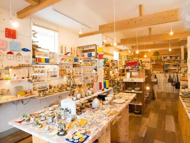 あたたかみある雑貨が並ぶ「HOMME BLUE CAFE」