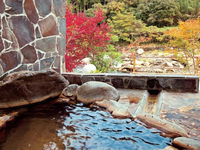 【霧島×温泉】天降川沿いに18室の貸切風呂が並ぶ「かれい川の湯」