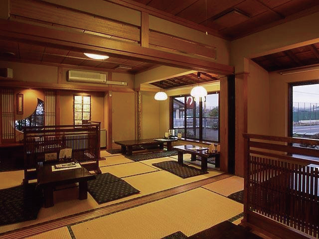 玄そばを自家製粉する本格的な手打ちそば「蕎麦処 みかわ」