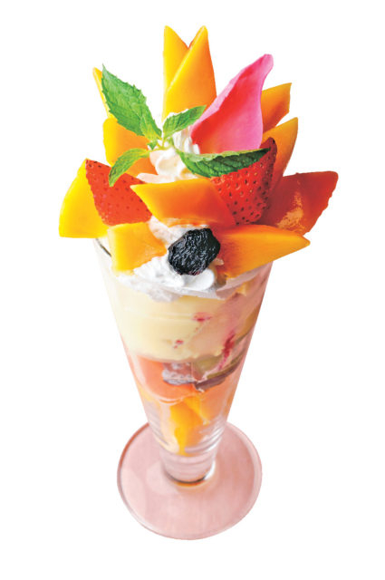 宮崎産完熟マンゴーパフェ 1800円(夜は2000円) 4~9月