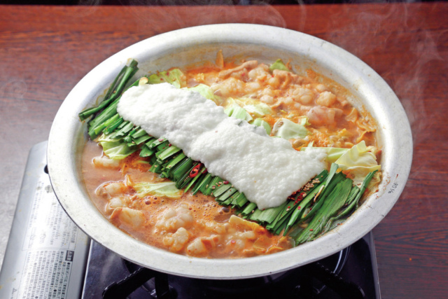 唐辛子が効いた赤いスープととろ~りまっ白の山いもがミソ「世界食堂 地球屋 住吉本店」