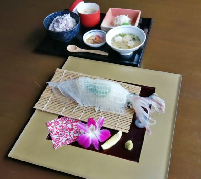 【糸島観光ドライブモデルコース】身が透き通るほど新鮮「西の浦イカ活造り波平」