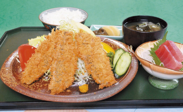 絶品のあじフライを堪能!「山荘」