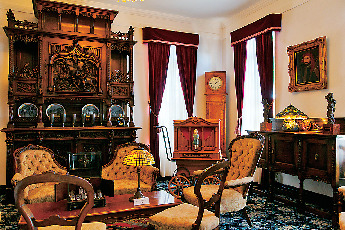 もっとも高台に位置するうろこ模様の館で名画や陶磁器にうっとり「うろこの家・展望ギャラリー」