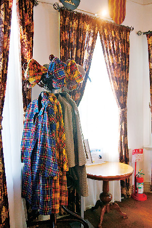 ホームズになりきっての記念撮影「英国館」