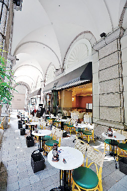 【レトロ建築×大丸神戸店内】イタリアのバールを彷彿させるカフェ「CAFFERA」