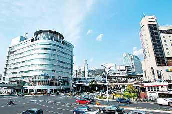 【神戸】駅が集まる神戸随一の大繁華街「三宮」