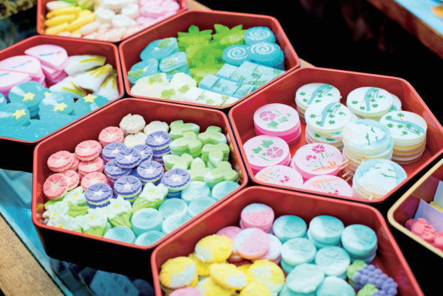 菓子箱の中に幸運のご神鳥が!「梅園菓子処」