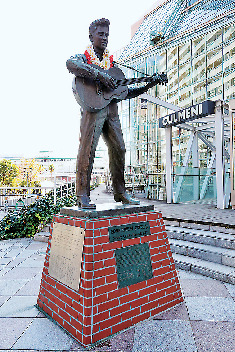 【神戸・ハーバーランド×フォトスポット】エルヴィス・プレスリー像