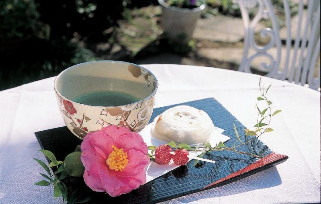 月照上人ゆかりの旅籠跡で抹茶を「松屋「維新の庵」」