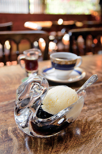 大正ロマンの香りが漂う喫茶店「風見鶏」