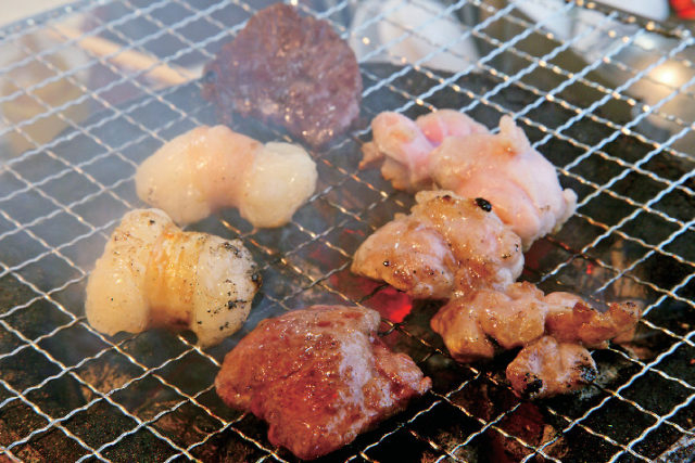 つやつやの新鮮ホルモンをスタンディングで気軽に「電撃ホルモンツギヱ」