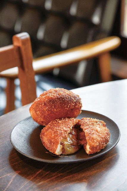 だんご壁に丸窓の和モダンなカフェ「MUGIYA CAFE」