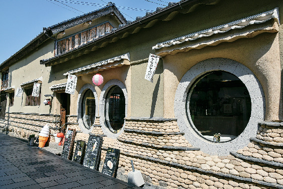 だんご壁に丸窓の和モダンなカフェ「MUGIYA CAFE」