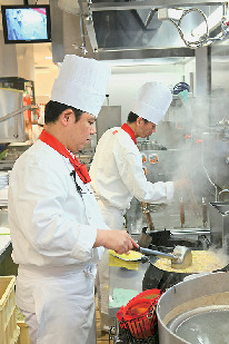 秘伝のスープ×オリジナル麺が絶妙「どうとんぼり神座 千日前店」