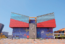 14:00 海遊館の巨大水槽でジンベエザメを観賞