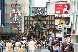 15:00 心斎橋筋商店街で掘り出し物探し