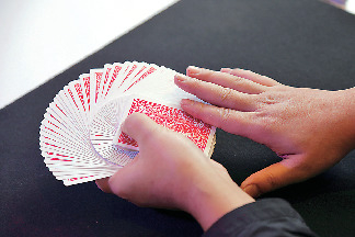 【天神周辺の夜カフェ&バー】レパートリーは約300種類! 本格的な手品に釘付け「cafe & magic bar child station」