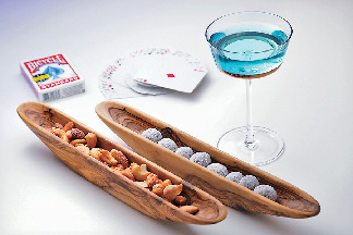 【天神周辺の夜カフェ&バー】レパートリーは約300種類! 本格的な手品に釘付け「cafe & magic bar child station」