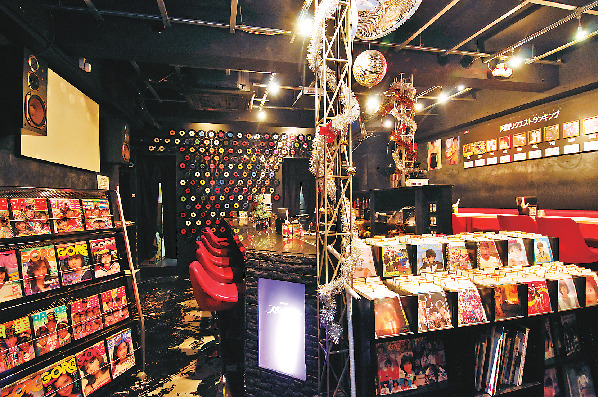 【天神周辺の夜カフェ&バー】懐メロが流れる店内は熱気がムンムン♪「歌謡曲バー スポットライト 天神店」