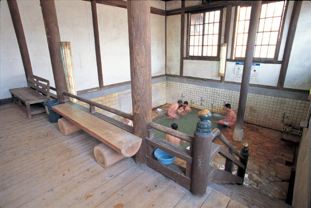 ➂内風呂のシャワーで砂を落とす