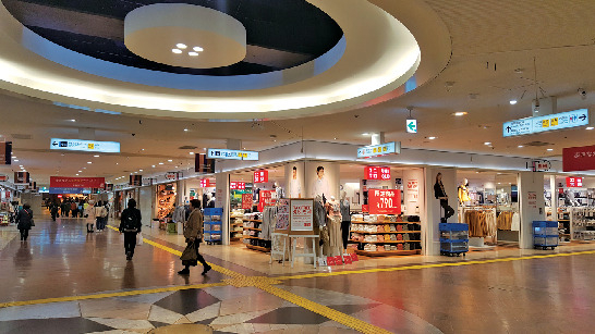 雨でも濡れずに移動が楽々 地下1階で連結した博多駅(JR博多シティ)周辺の商業施設