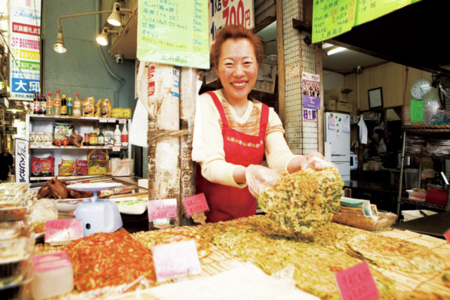 鶴橋コリアンタウンで本場の味を屋台で楽しめる「土井商店」