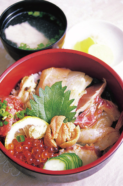 【福岡・長浜鮮魚市場×海鮮】プロの舌を満足させる定食屋の海鮮丼「おきよ」