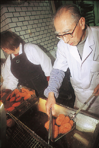 【天神橋筋商店街の食べ歩きスポット】商店街の名物コロッケ「中村屋」