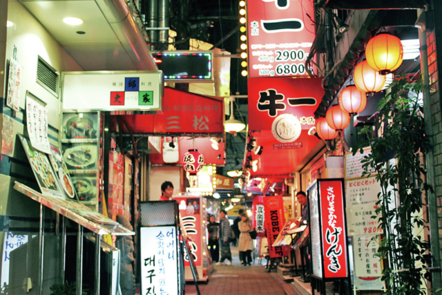 鶴橋コリアンタウンの「焼き肉通り」でホルモンを食べよう!