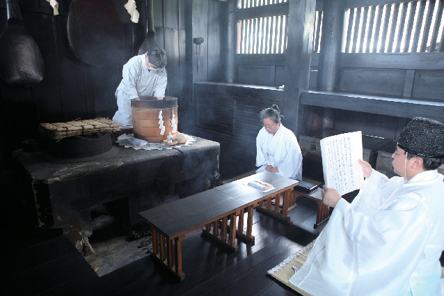 伝説の鳴釜神事を体験!