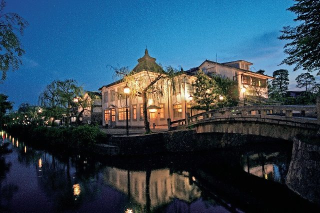 【倉敷・美観地区観光×楽しみ方】倉敷格子や建物が幻想的な夜の町へ