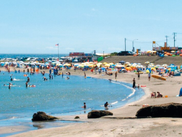 【千葉×海水浴場】入り江の穏やかな海で水遊び「塩浦海水浴場」