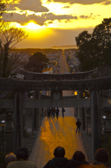 【福津×観光】参道にまっすぐ沈む夕陽が神秘的「宮地嶽神社」