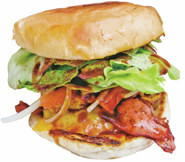 【佐世保バーガーの人気店】卵2個を使ったスクランブルエッグがふわふわ「ベースストリート」