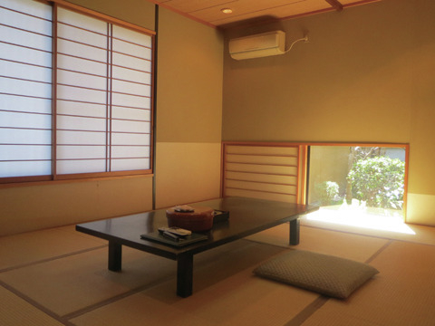 地元の旬の魚料理が味わえる「やまに郷作」