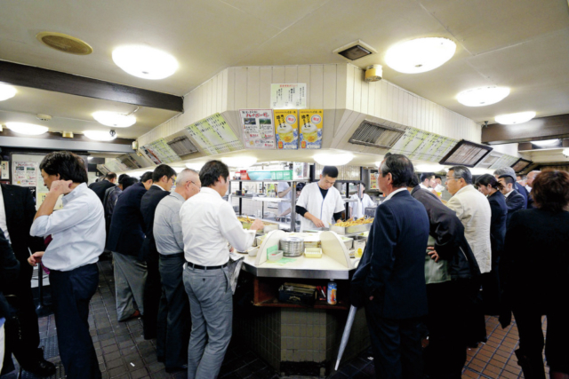 活気あふれる立ち飲み店「松葉総本店」